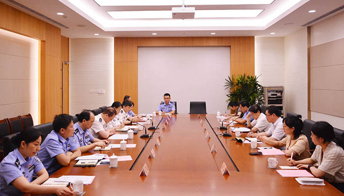 市公安局党委委员,驻局纪检监察组组长徐叶枫等参加座谈.